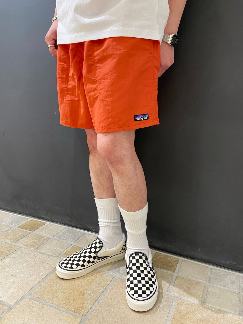 ホワイト系のTシャツ/カットソー、その他のスリッポン、レッド系のパンツを着用したメンズの夏コーディネートの5枚目の写真