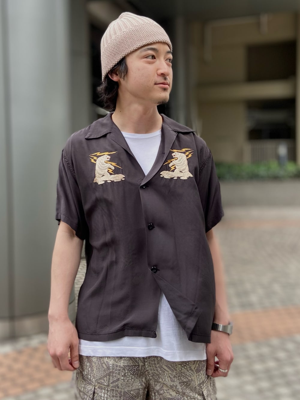 ブラック系のシャツ/ブラウス、ベージュ系のカーゴパンツ、ベージュ系のニットキャップ/ビーニーを着用したメンズの夏コーディネートの2枚目の写真