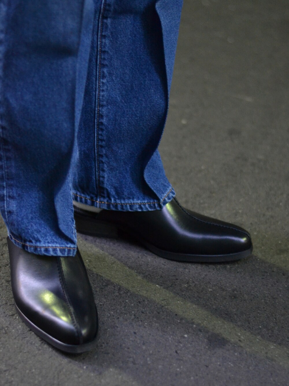 レッド系のTシャツ/カットソー、ブラック系のテーラードジャケット、ブルー系のデニムパンツを着用したメンズの夏コーディネートの5枚目の写真