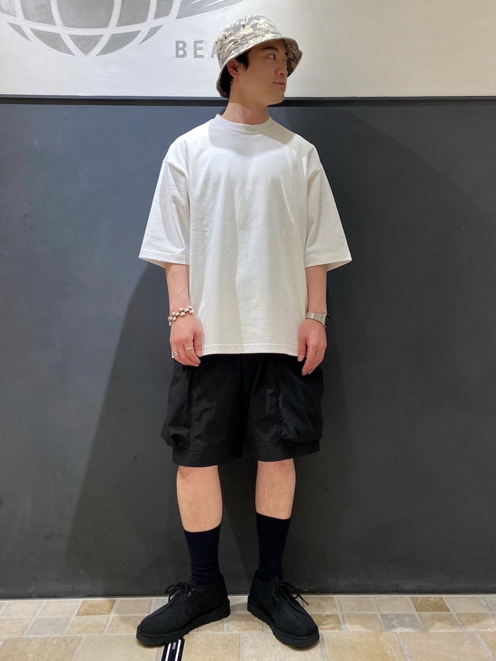 ブラック系のバックパック/リュック、ブラック系のその他パンツ、ブラック系のシューズを着用したメンズの夏コーディネートの2枚目の写真