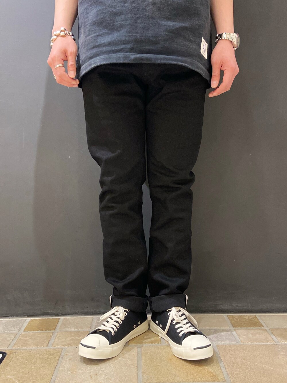 ブラック系のスウェット、ブラック系のデニムパンツ、ブラック系のスニーカーを着用したメンズの夏コーディネートの4枚目の写真