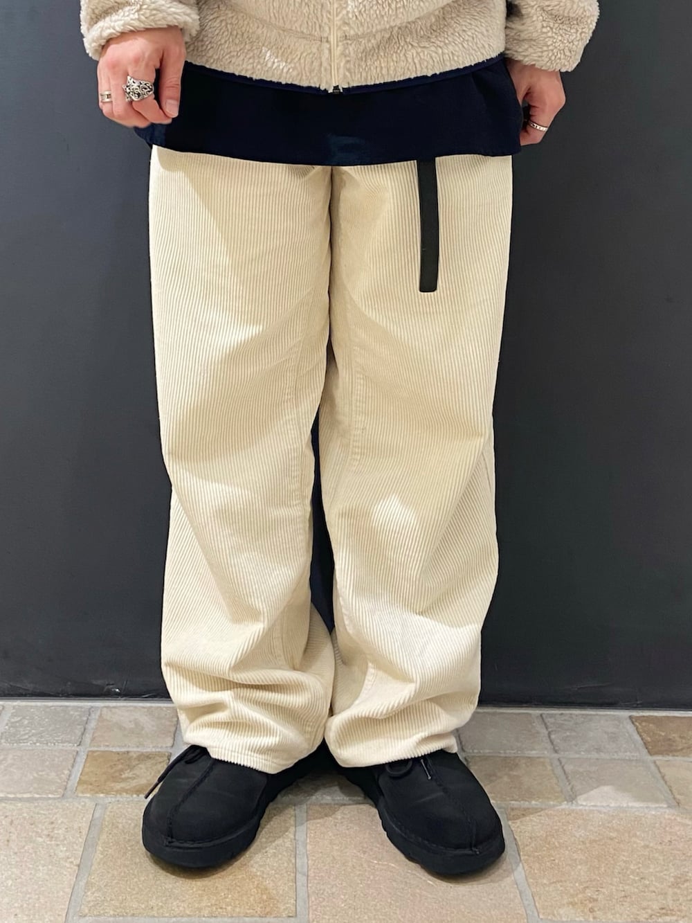 ホワイト系のブルゾン、ブルー系のモカシン/デッキシューズ、ホワイト系のパンツを着用したメンズの秋コーディネートの5枚目の写真