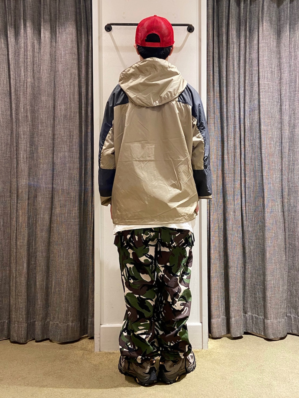 ベージュ系のマウンテンパーカー、グリーン系のカーゴパンツ、ベージュ系のシューズを着用したメンズの夏コーディネートの3枚目の写真