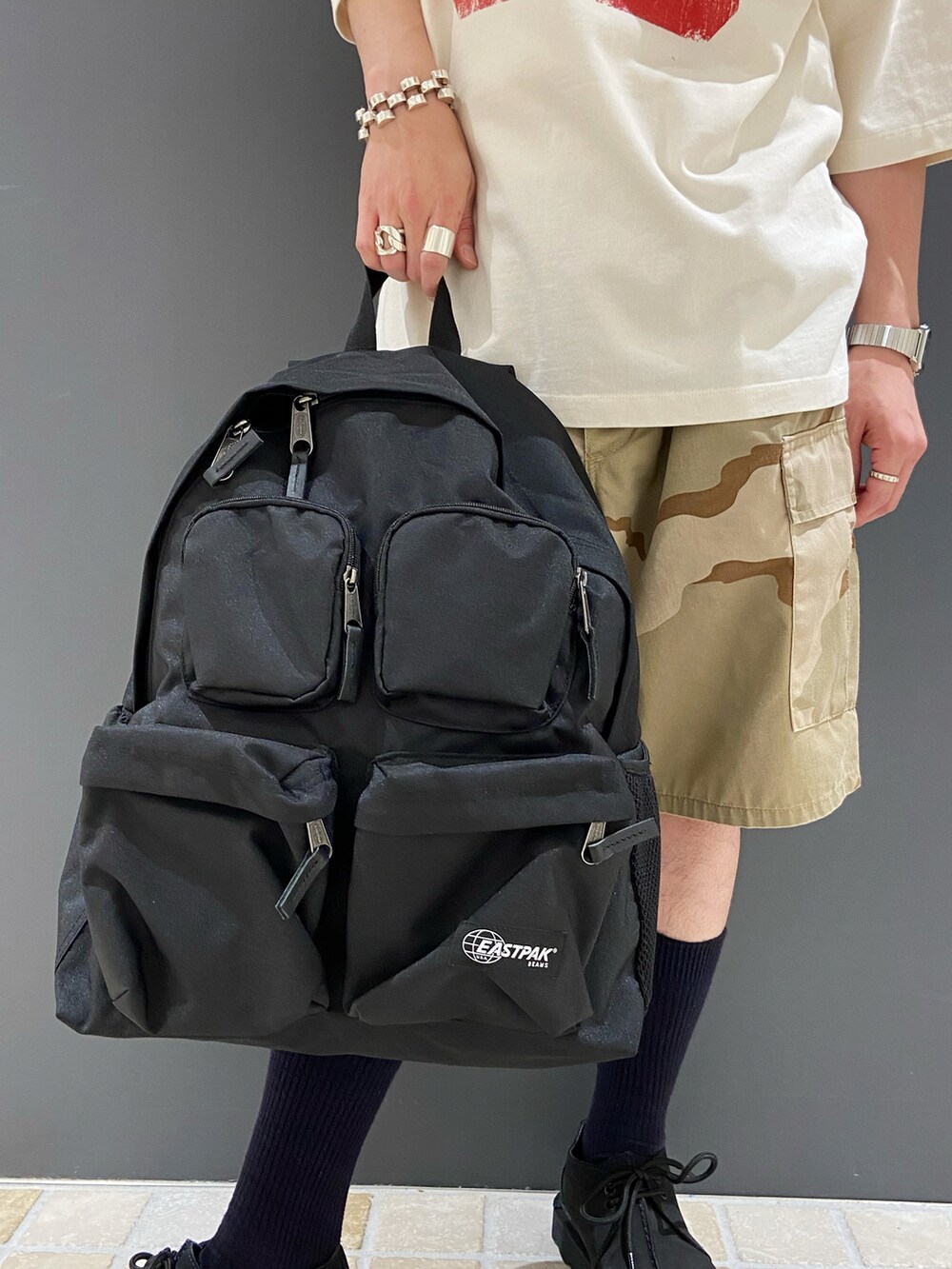 ホワイト系のTシャツ/カットソー、その他のその他パンツ、ブルー系のシューズを着用したメンズの夏コーディネートの5枚目の写真