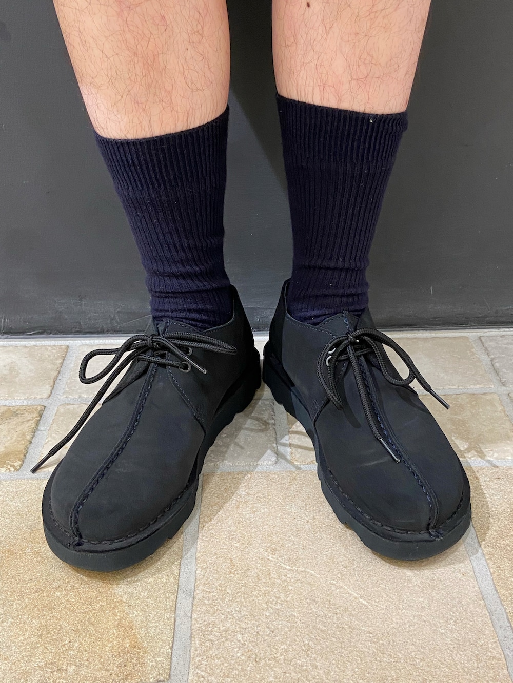 ブラック系のバックパック/リュック、ブラック系のその他パンツ、ブラック系のシューズを着用したメンズの夏コーディネートの5枚目の写真