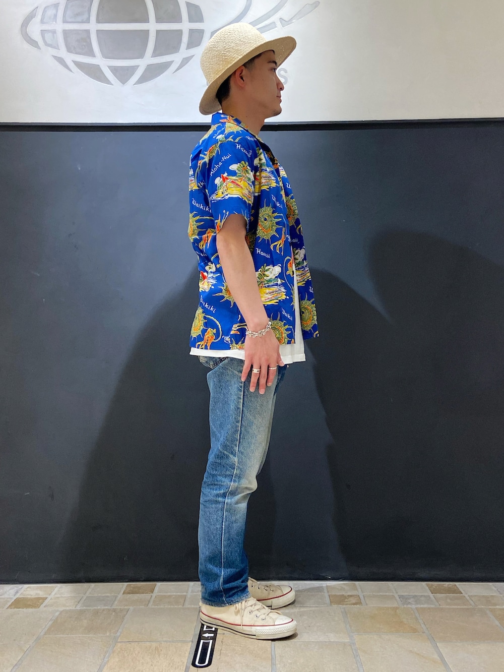 ホワイト系のTシャツ/カットソー、ブルー系のデニムパンツ、ホワイト系のスニーカーを着用したメンズの夏コーディネートの2枚目の写真