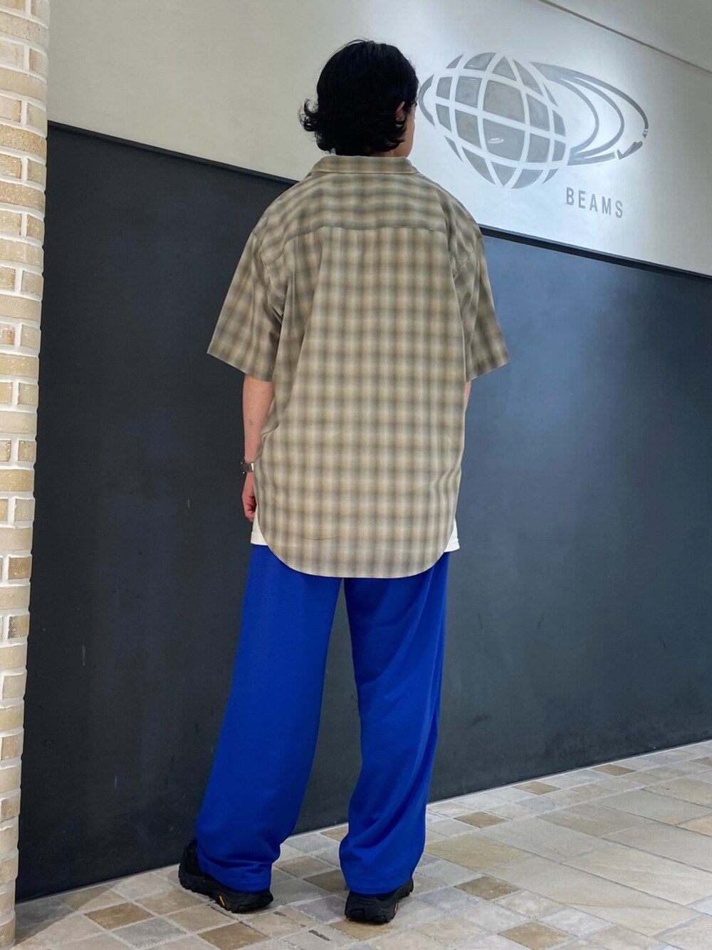 グレー系のシャツ/ブラウス、ブルー系のその他パンツ、ブラック系のスニーカーを着用したメンズの夏コーディネートの3枚目の写真