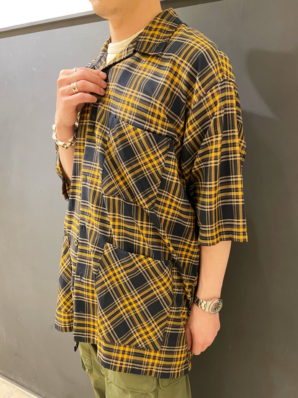 ホワイト系のTシャツ/カットソー、ブルー系のシャツ/ブラウス、グリーン系のその他パンツを着用したメンズの夏コーディネートの3枚目の写真