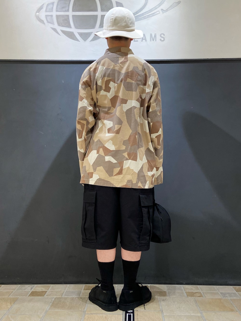 ベージュ系のシャツ/ブラウス、ブラック系のその他パンツ、ブラック系のハンドバッグを着用したメンズの夏コーディネートの3枚目の写真