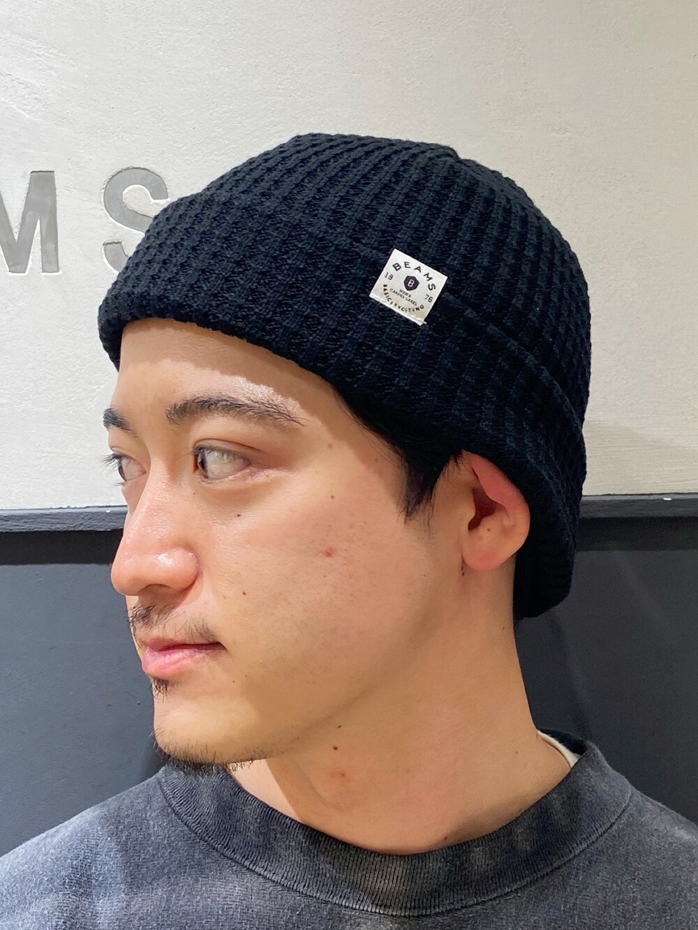 ブラック系のスウェット、ブラック系のデニムパンツ、ブラック系のスニーカーを着用したメンズの夏コーディネートの2枚目の写真