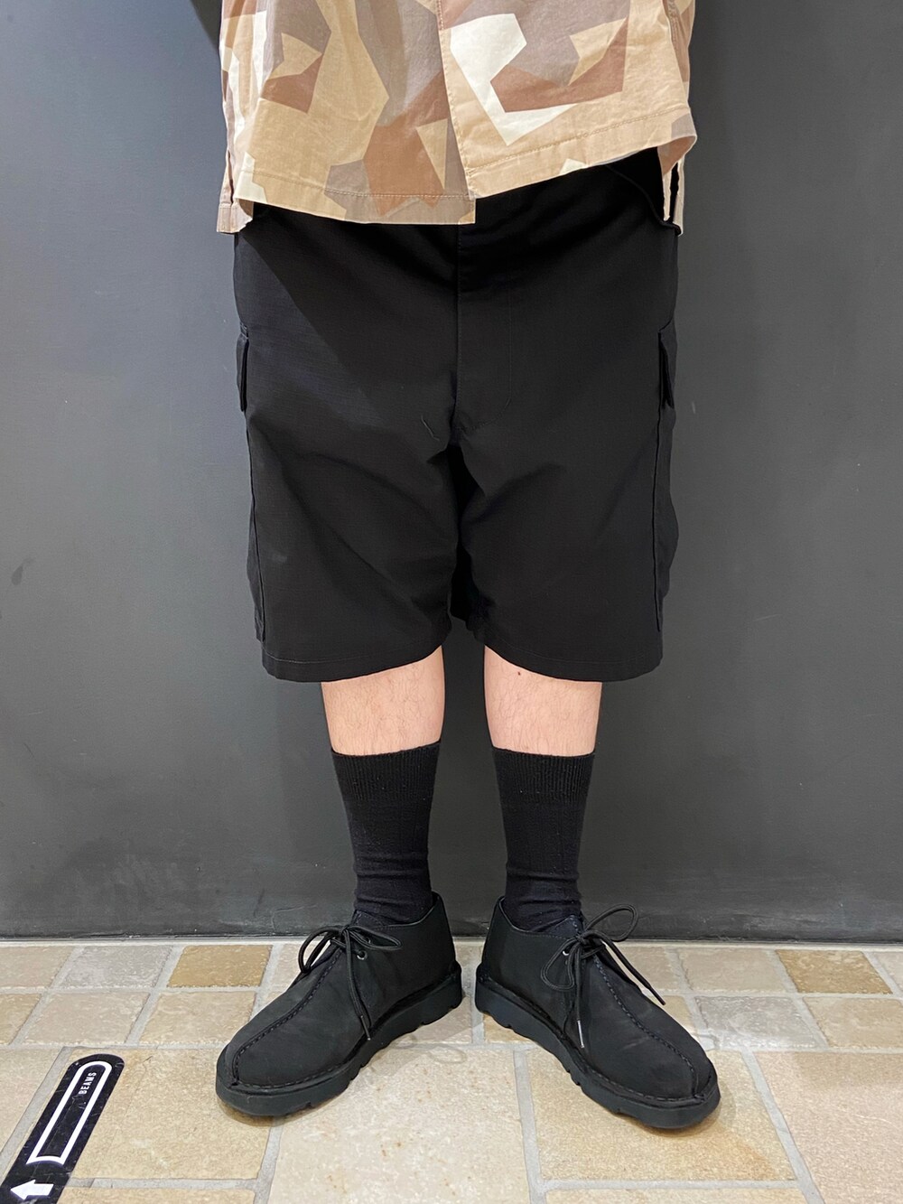 ベージュ系のシャツ/ブラウス、ブラック系のその他パンツ、ブラック系のハンドバッグを着用したメンズの夏コーディネートの5枚目の写真