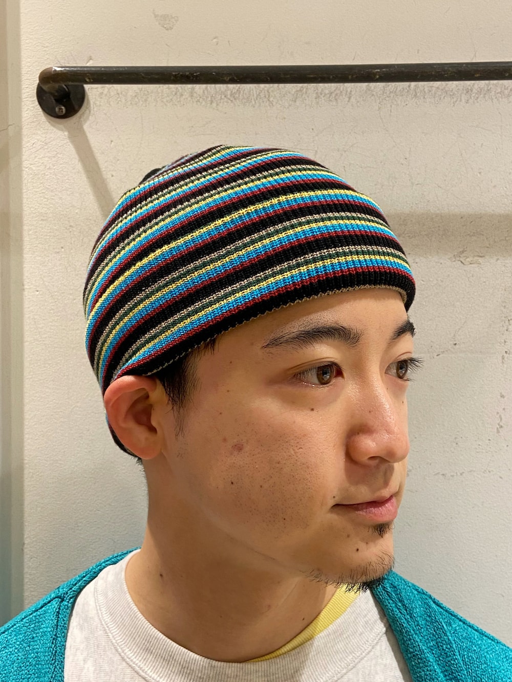 ブルー系のカーディガン/ボレロ、グリーン系のカーゴパンツ、ブラック系のスニーカーを着用したメンズの秋コーディネートの3枚目の写真