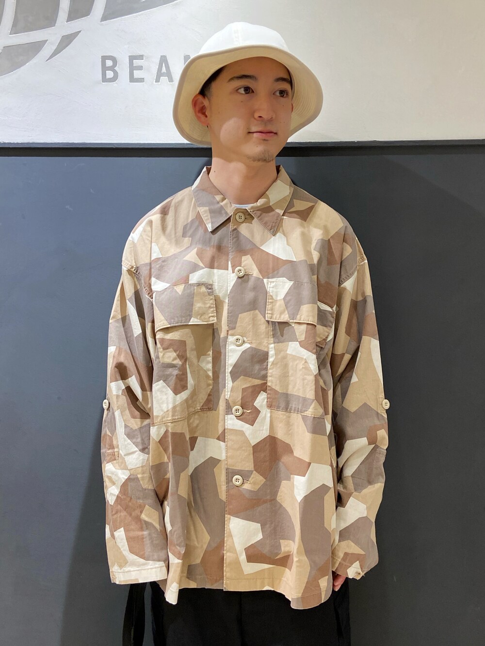 ベージュ系のシャツ/ブラウス、ブラック系のその他パンツ、ブラック系のハンドバッグを着用したメンズの夏コーディネートの4枚目の写真