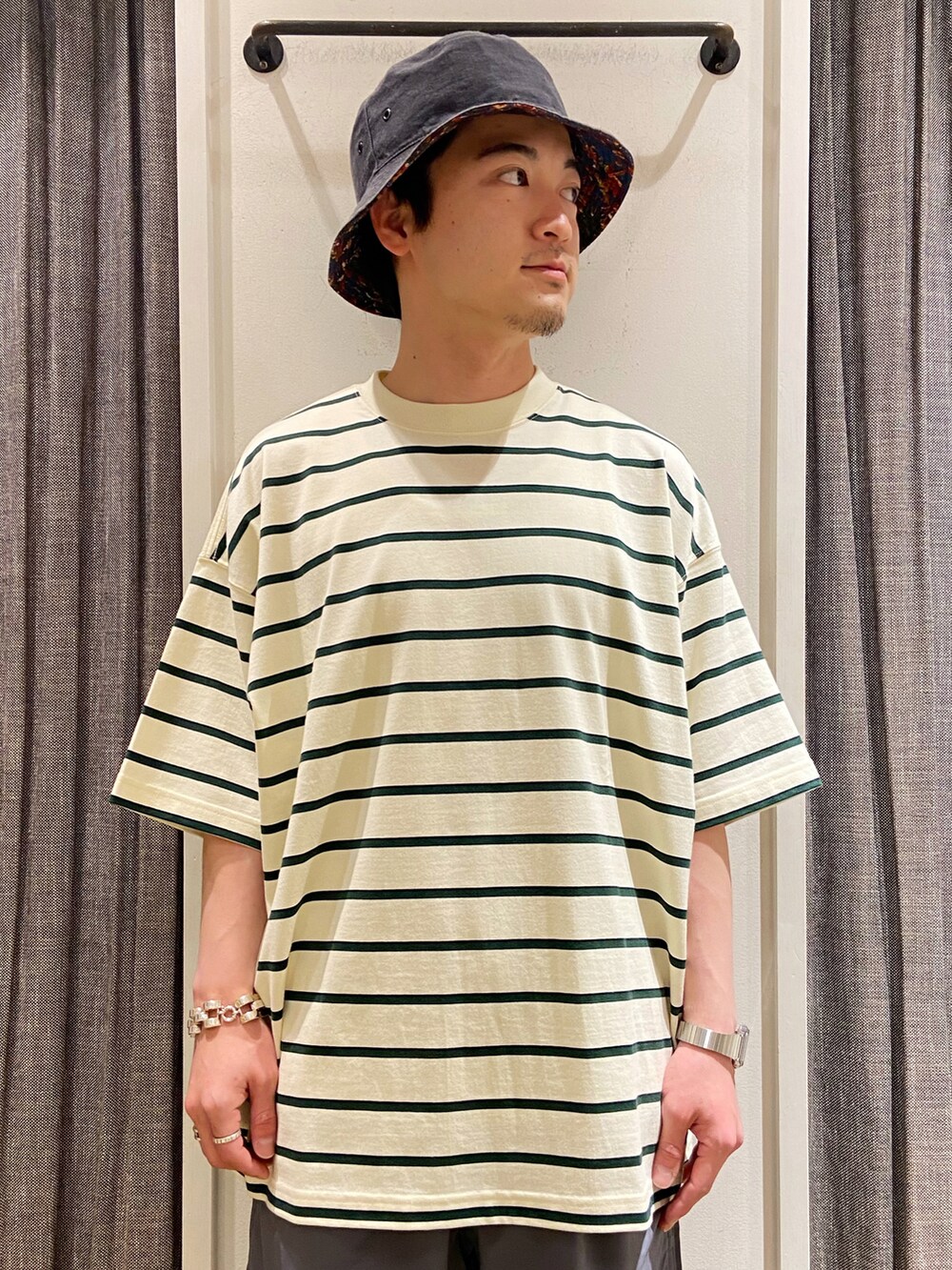 ホワイト系のTシャツ/カットソー、グレー系のパンツ、グリーン系のサンダルを着用したメンズの夏コーディネートの4枚目の写真