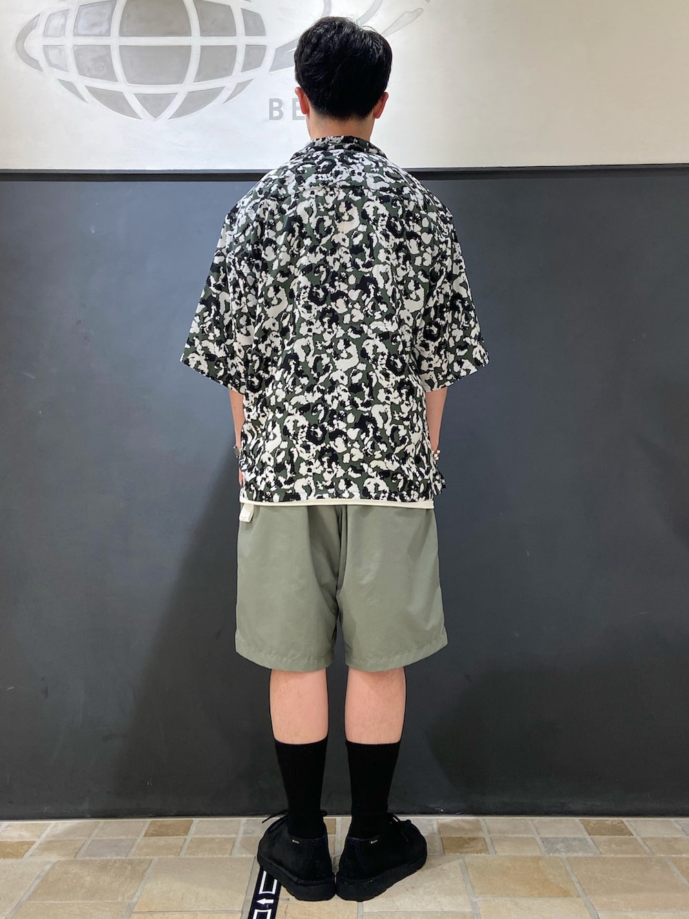 グリーン系のシャツ/ブラウス、ホワイト系のTシャツ/カットソー、グリーン系のパンツを着用したメンズの夏コーディネートの2枚目の写真