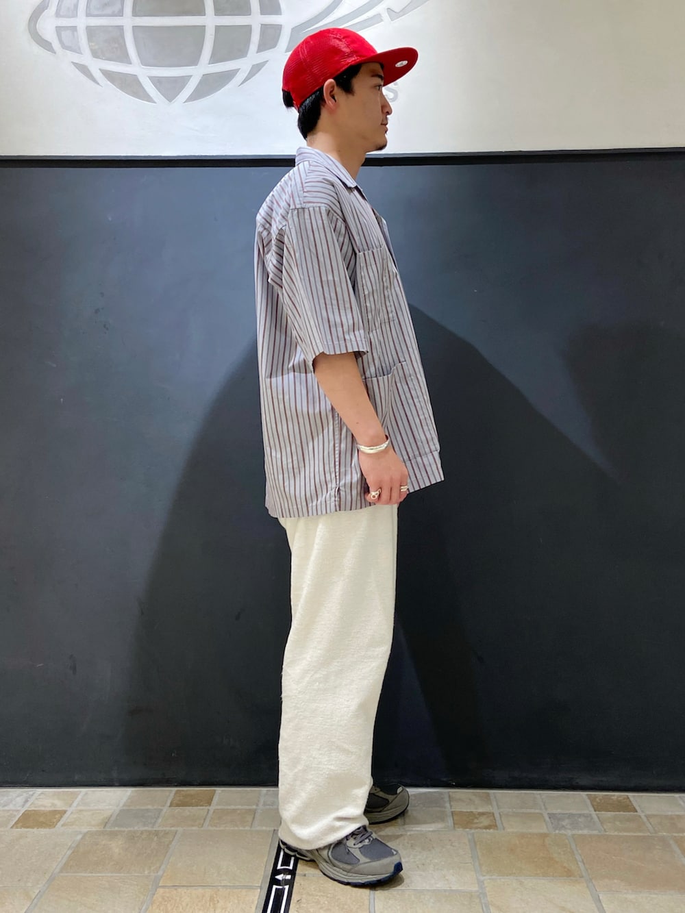 グレー系のシャツ/ブラウス、グレー系のスウェットパンツ、グレー系のスニーカーを着用したメンズの夏コーディネートの2枚目の写真