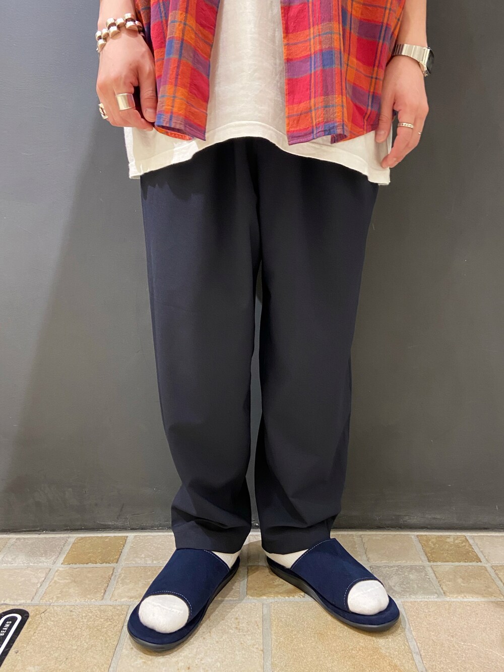 オレンジ系のシャツ/ブラウス、ホワイト系のTシャツ/カットソー、ブルー系のその他パンツを着用したメンズの夏コーディネートの5枚目の写真