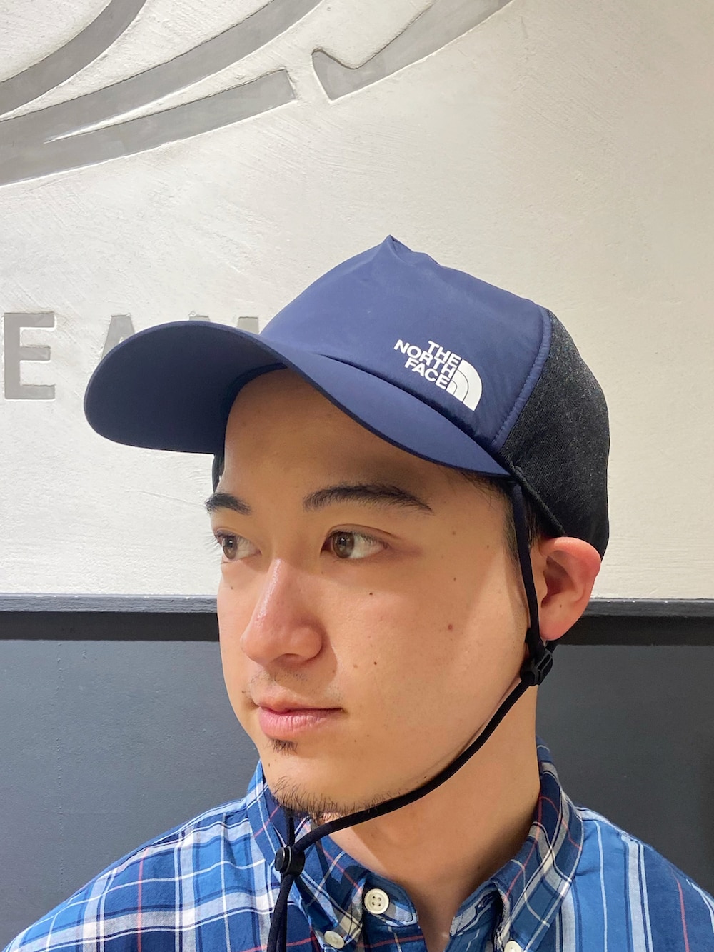 ブルー系のシャツ/ブラウス、ブルー系のその他パンツ、ブラック系のサンダルを着用したメンズの夏コーディネートの2枚目の写真