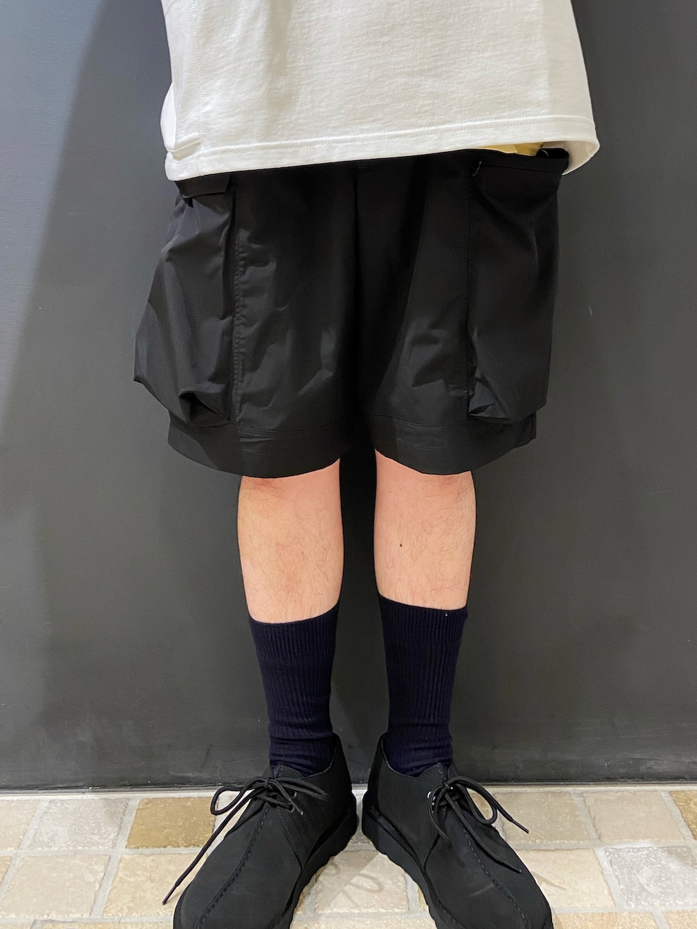 ブラック系のバックパック/リュック、ブラック系のその他パンツ、ブラック系のシューズを着用したメンズの夏コーディネートの4枚目の写真