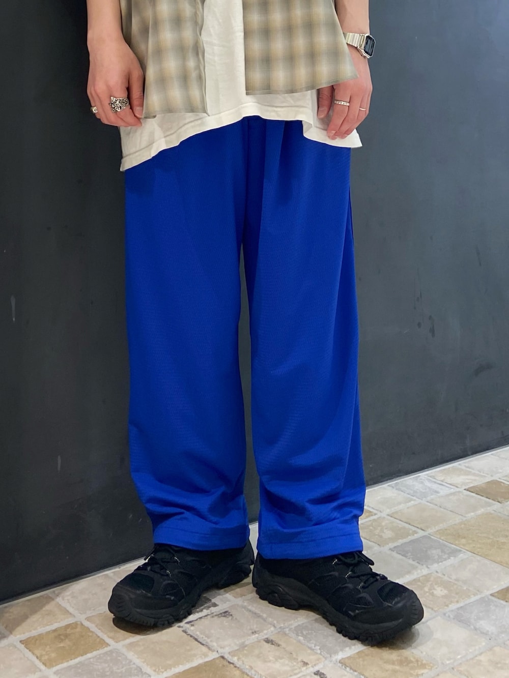 グレー系のシャツ/ブラウス、ブルー系のその他パンツ、ブラック系のスニーカーを着用したメンズの夏コーディネートの5枚目の写真