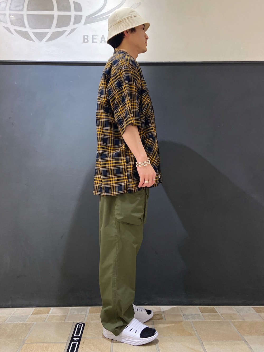 ホワイト系のTシャツ/カットソー、ブルー系のシャツ/ブラウス、グリーン系のその他パンツを着用したメンズの夏コーディネートの2枚目の写真