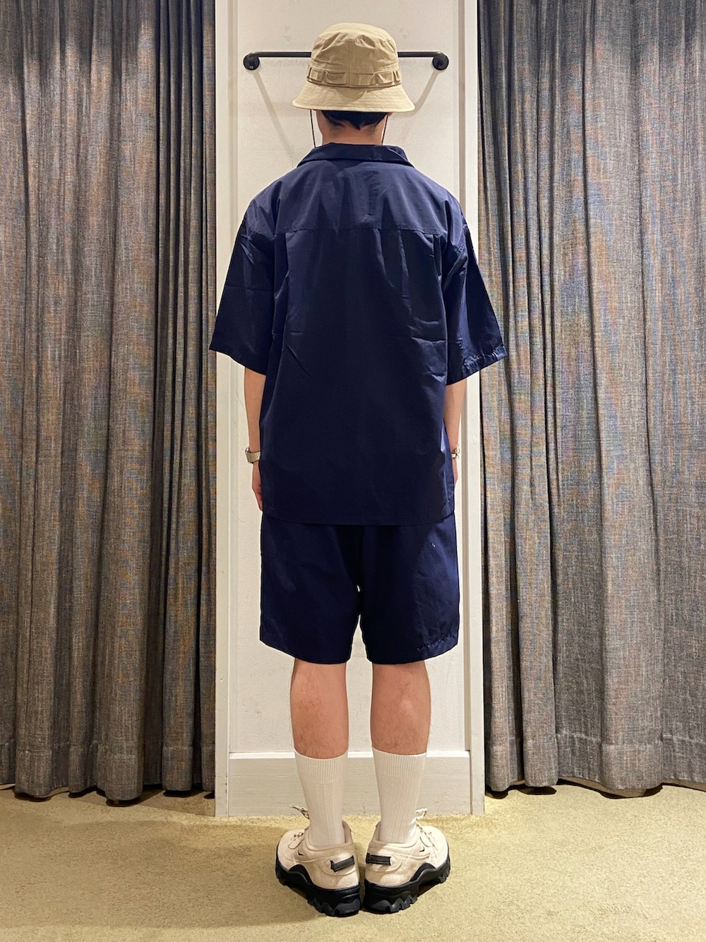 ブルー系のシャツ/ブラウス、ブルー系のその他パンツ、ベージュ系のスニーカーを着用したメンズの夏コーディネートの3枚目の写真