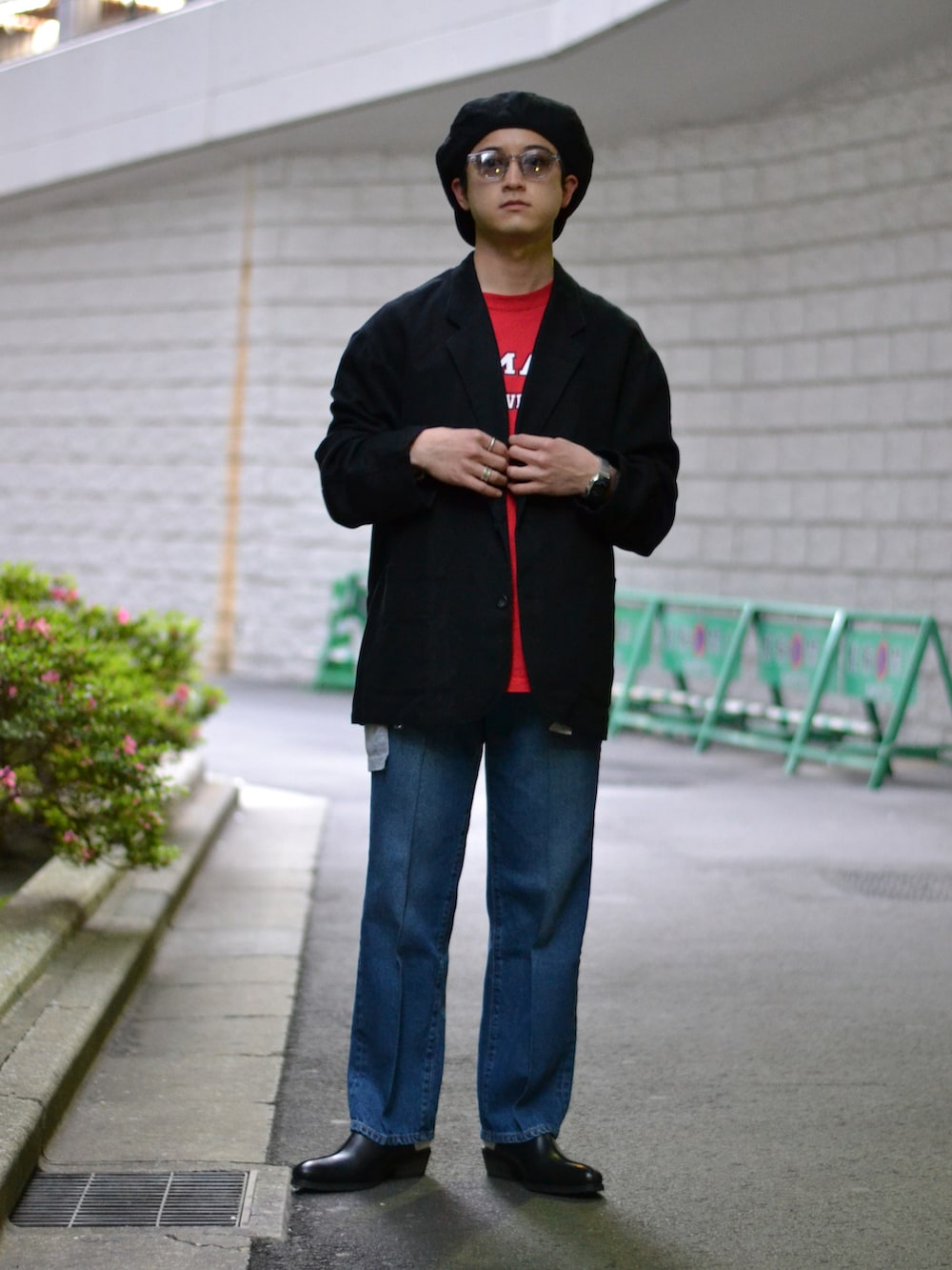 レッド系のTシャツ/カットソー、ブラック系のテーラードジャケット、ブルー系のデニムパンツを着用したメンズの夏コーディネートの2枚目の写真