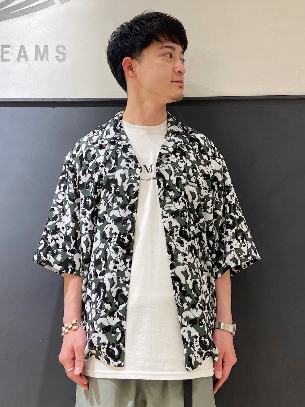 グリーン系のシャツ/ブラウス、ホワイト系のTシャツ/カットソー、グリーン系のパンツを着用したメンズの夏コーディネートの3枚目の写真