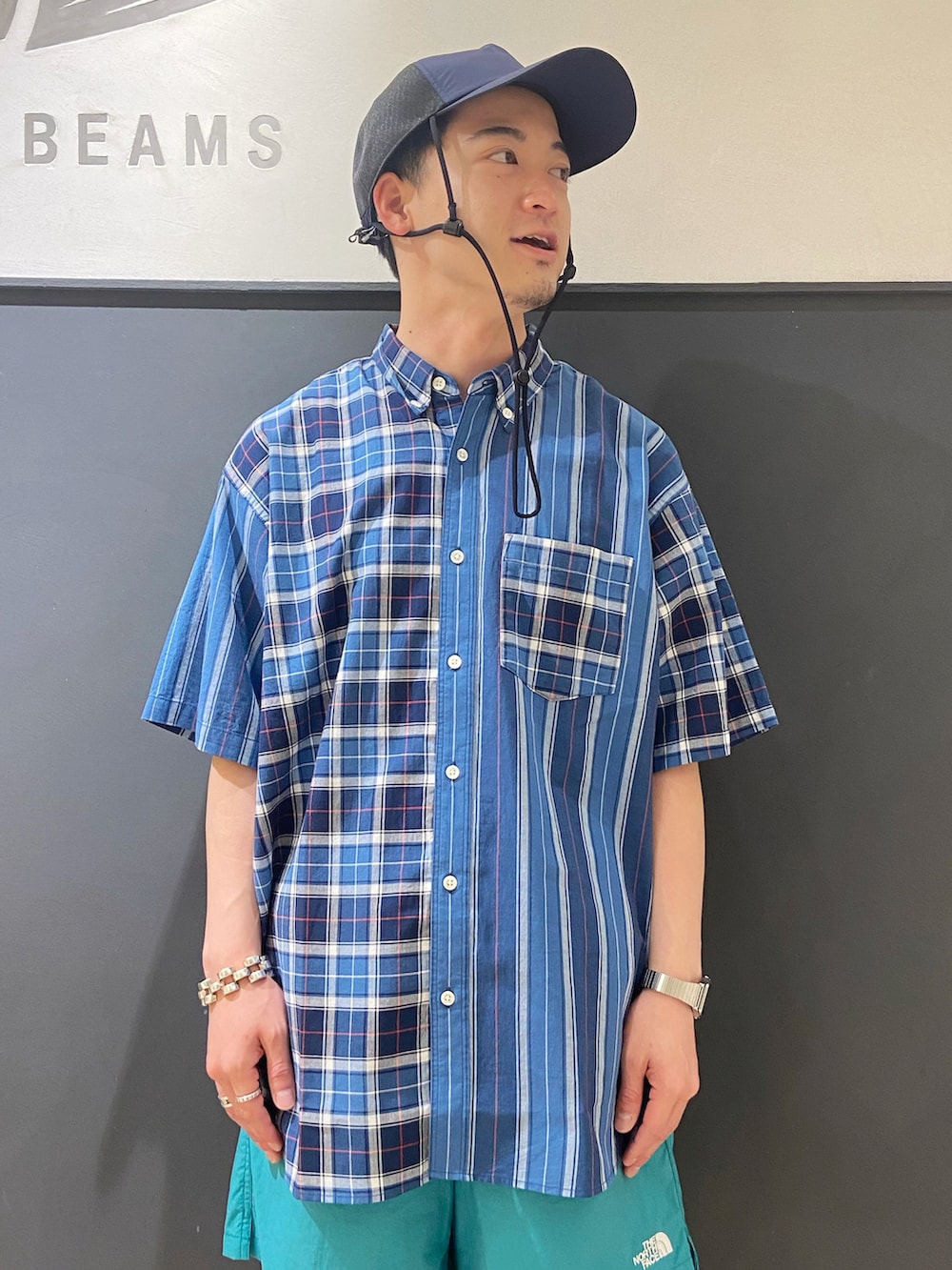 ブルー系のシャツ/ブラウス、ブルー系のその他パンツ、ブラック系のサンダルを着用したメンズの夏コーディネートの3枚目の写真