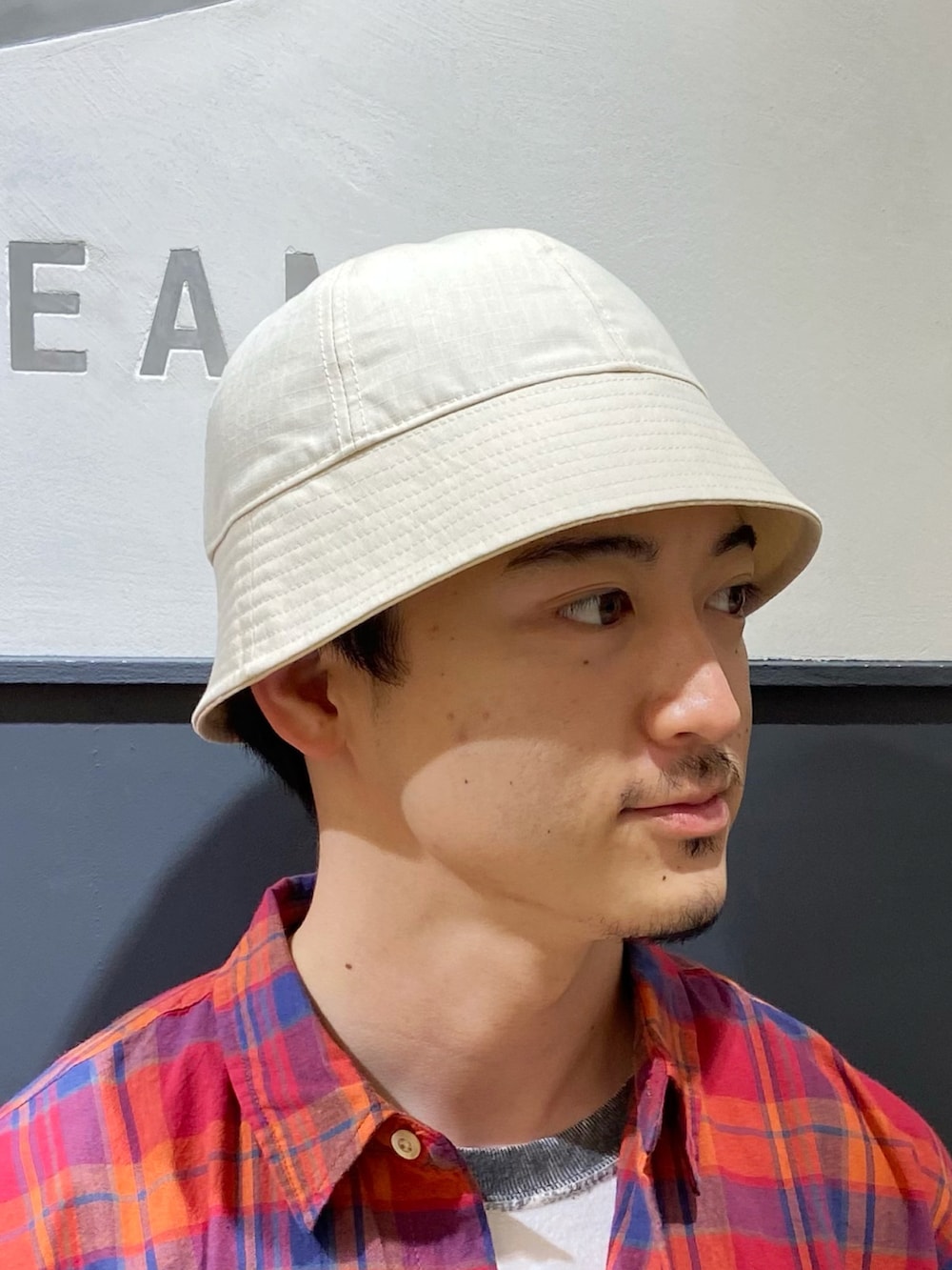 オレンジ系のシャツ/ブラウス、ホワイト系のTシャツ/カットソー、ブルー系のその他パンツを着用したメンズの夏コーディネートの2枚目の写真