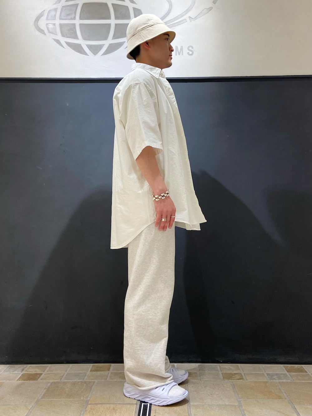 ホワイト系のシャツ/ブラウス、ホワイト系のTシャツ/カットソー、グレー系のスウェットパンツを着用したメンズの夏コーディネートの2枚目の写真