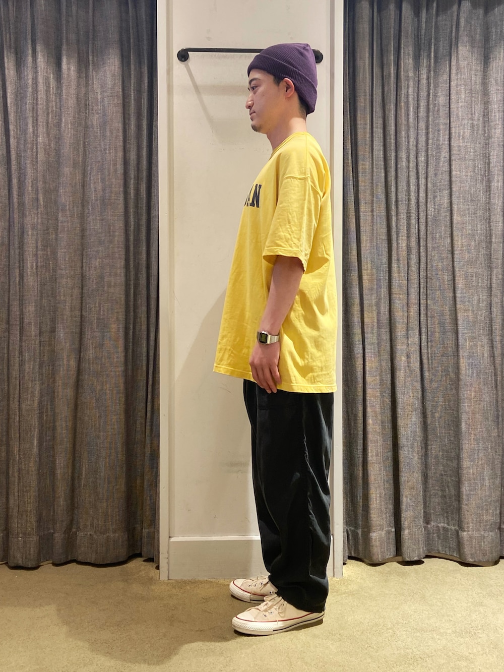 イエロー系のTシャツ/カットソー、ブラック系のカーゴパンツ、ホワイト系のスニーカーを着用したメンズの夏コーディネートの4枚目の写真