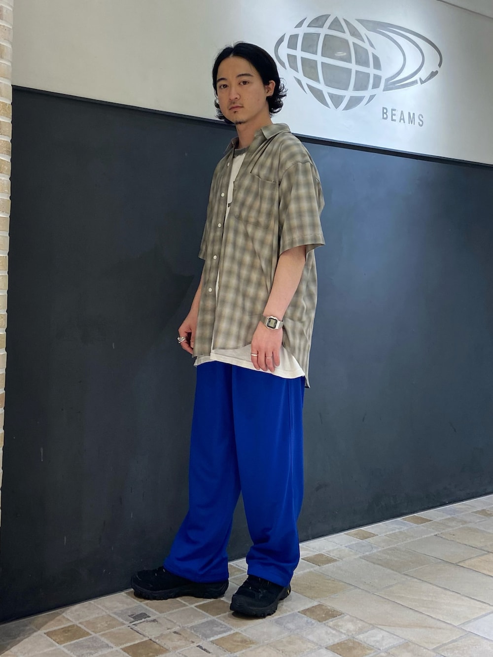 グレー系のシャツ/ブラウス、ブルー系のその他パンツ、ブラック系のスニーカーを着用したメンズの夏コーディネートの2枚目の写真