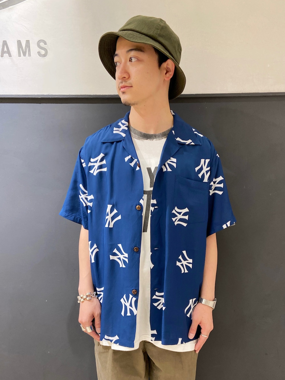 ブルー系のシャツ/ブラウス、ホワイト系のTシャツ/カットソー、ブラウン系のモカシン/デッキシューズを着用したメンズの夏コーディネートの4枚目の写真