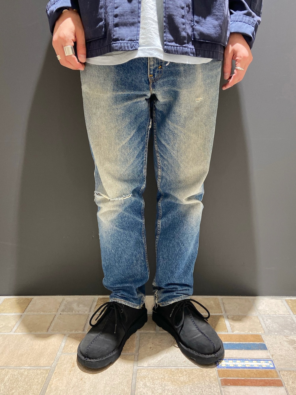 ブルー系のTシャツ/カットソー、ブルー系のブルゾン、ブルー系のデニムパンツを着用したメンズの夏コーディネートの4枚目の写真