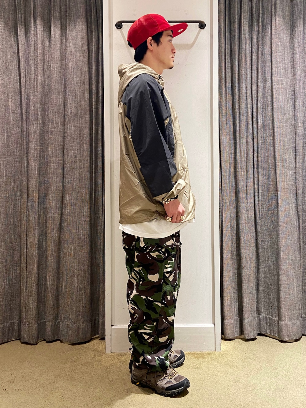 ベージュ系のマウンテンパーカー、グリーン系のカーゴパンツ、ベージュ系のシューズを着用したメンズの夏コーディネートの2枚目の写真