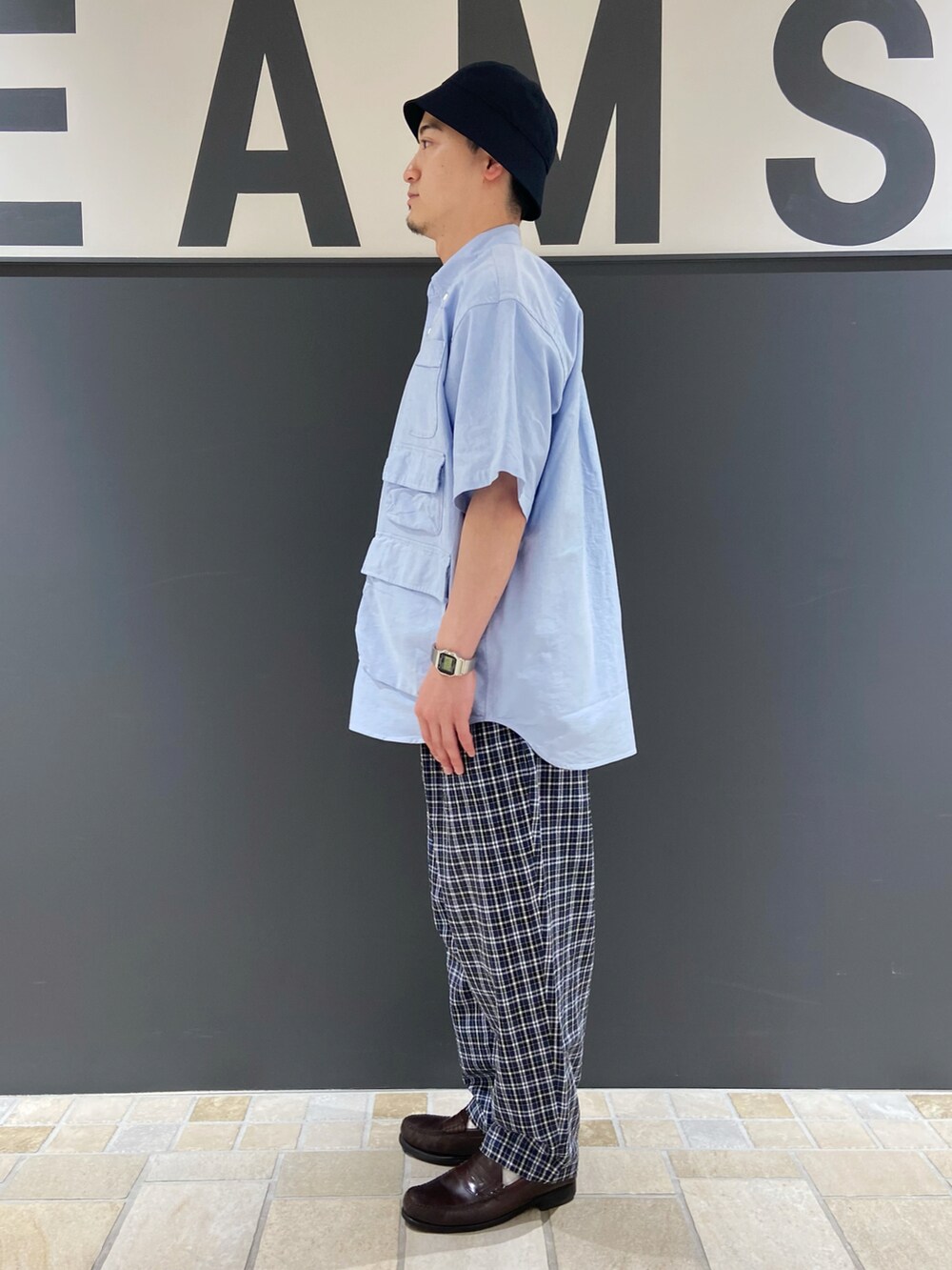 ブルー系のシャツ/ブラウス、ブルー系のその他パンツ、ブルー系のハットを着用したメンズの夏コーディネートの4枚目の写真