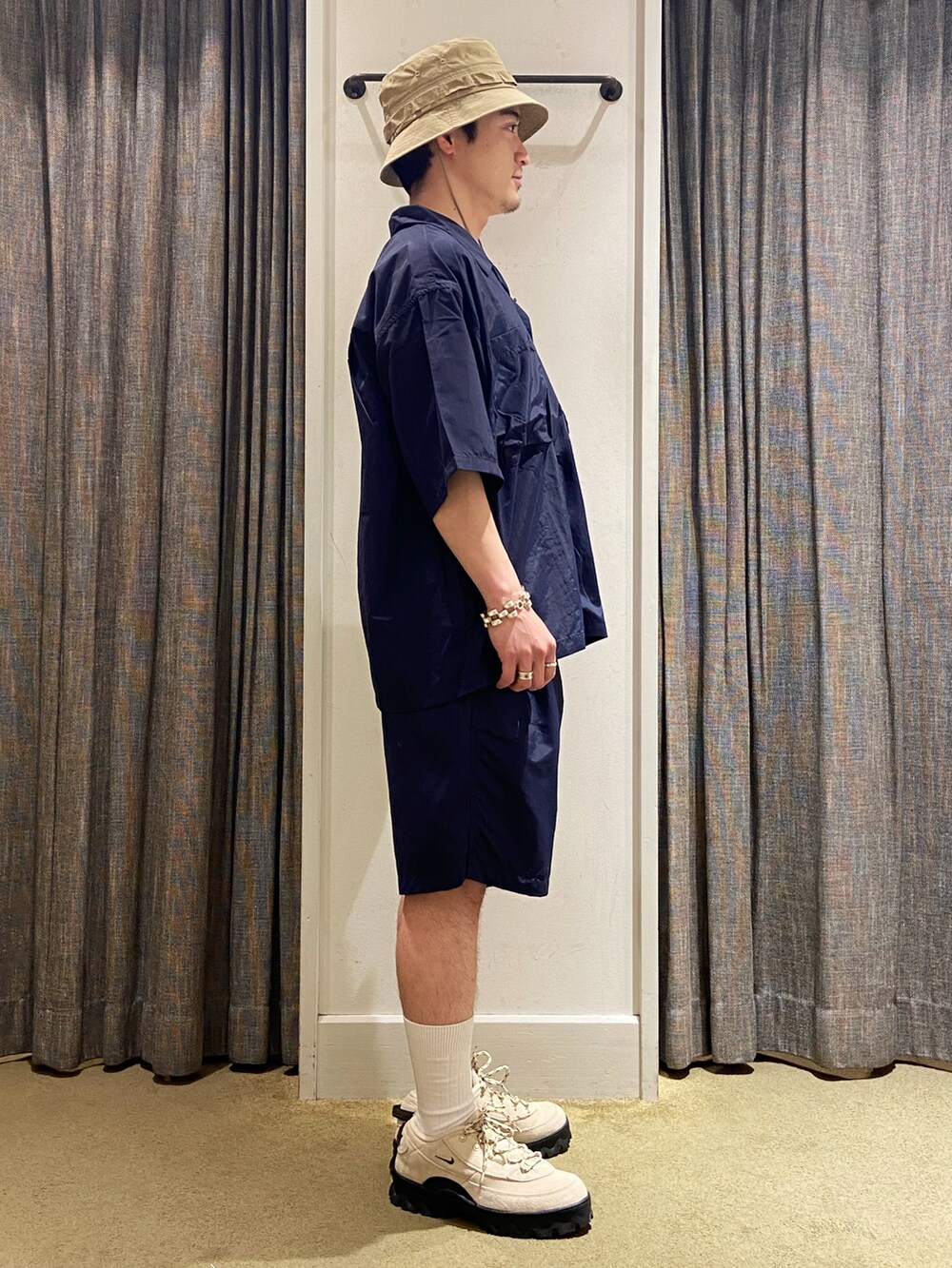 ブルー系のシャツ/ブラウス、ブルー系のその他パンツ、ベージュ系のスニーカーを着用したメンズの夏コーディネートの2枚目の写真