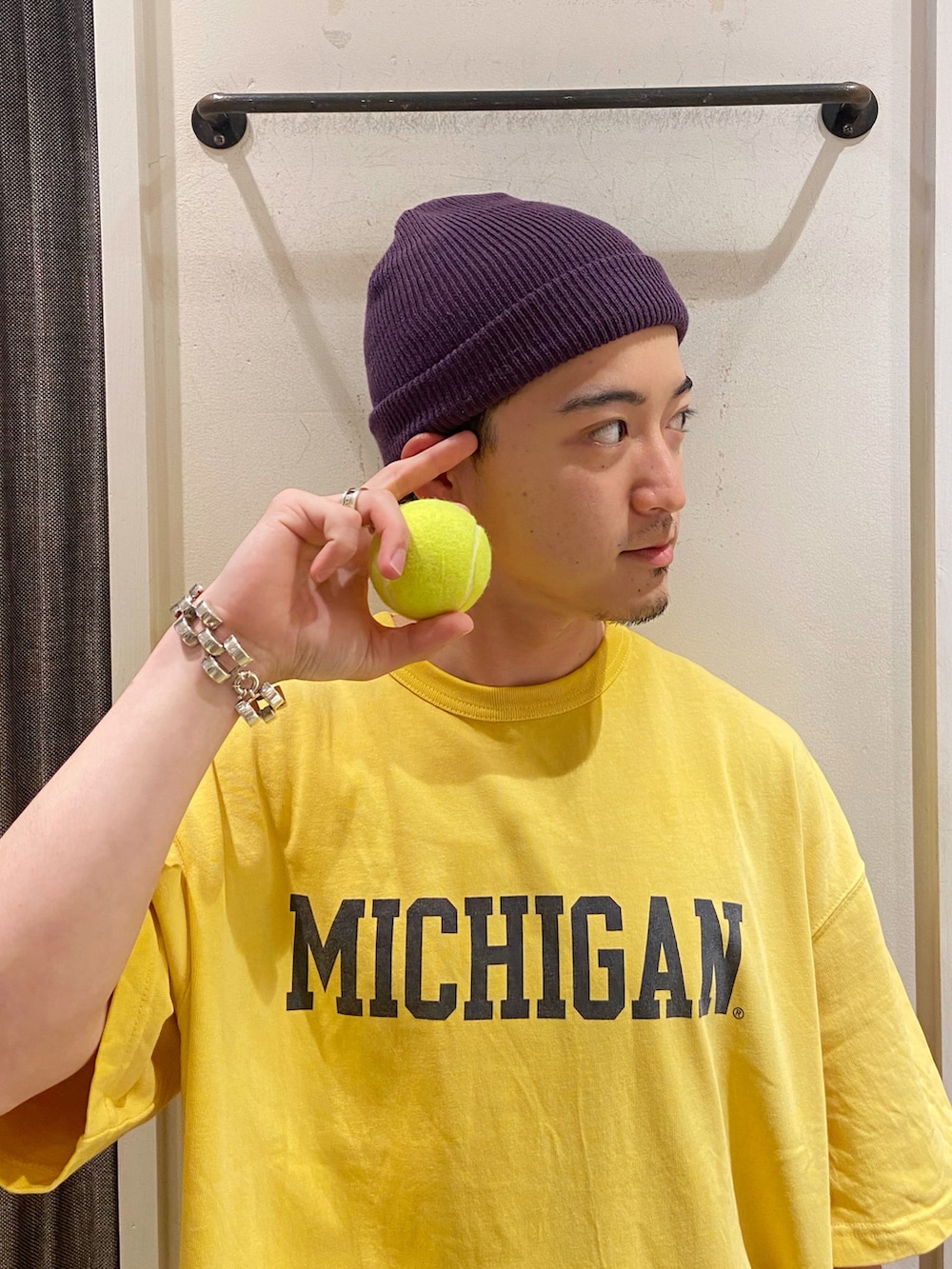 イエロー系のTシャツ/カットソー、ブラック系のカーゴパンツ、ホワイト系のスニーカーを着用したメンズの夏コーディネートの5枚目の写真