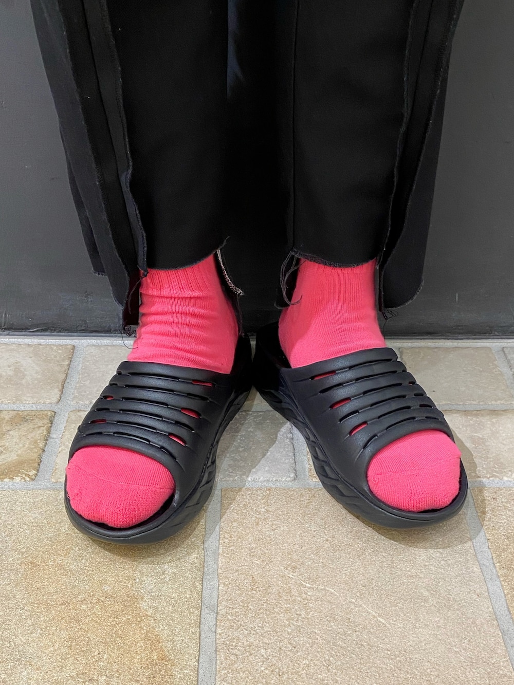 ブラック系のパンツ、ブラック系のサンダル、グレー系のボディバッグ/ウエストポーチを着用したメンズの夏コーディネートの3枚目の写真