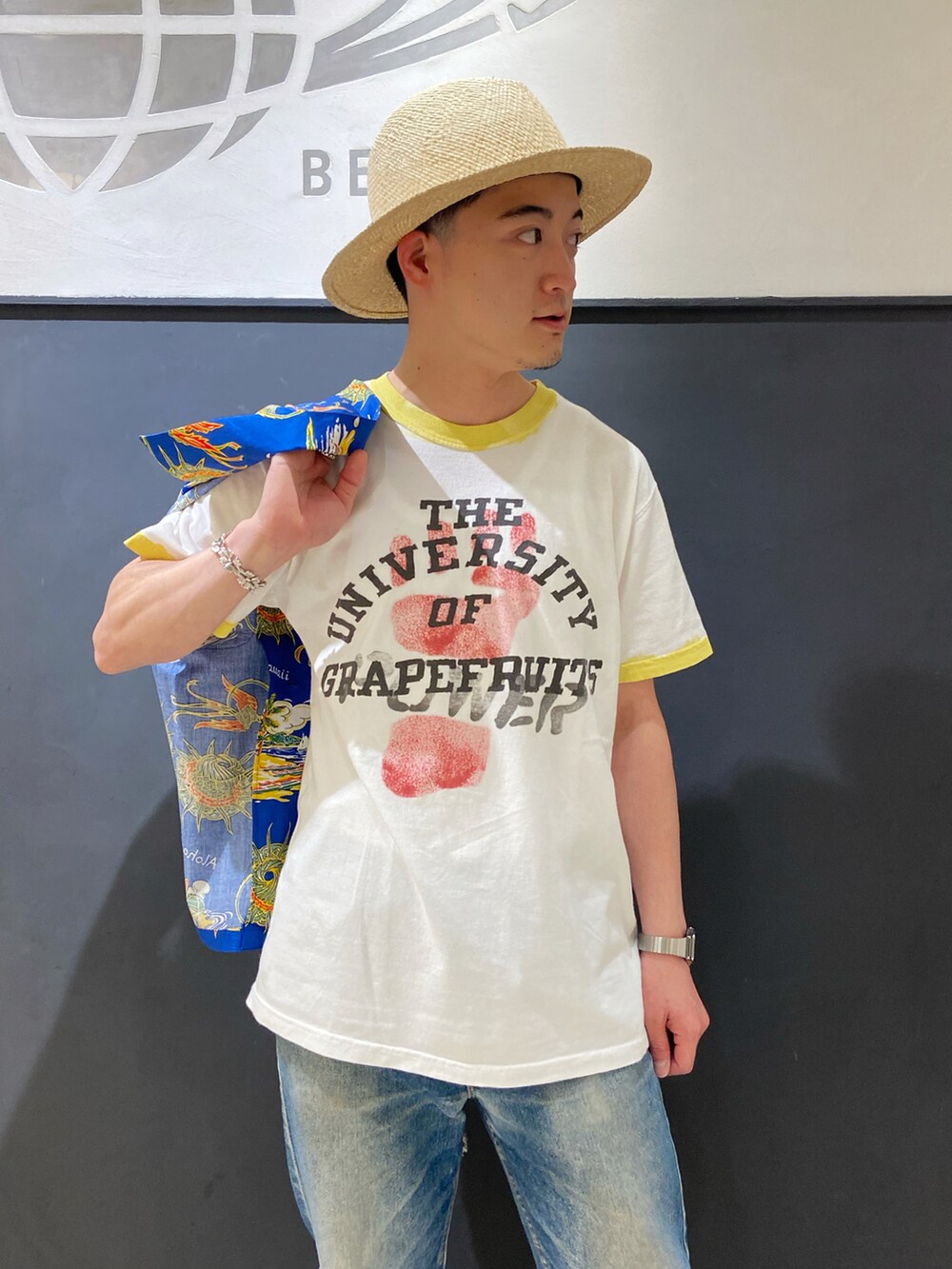 ホワイト系のTシャツ/カットソー、ブルー系のデニムパンツ、ホワイト系のスニーカーを着用したメンズの夏コーディネートの5枚目の写真