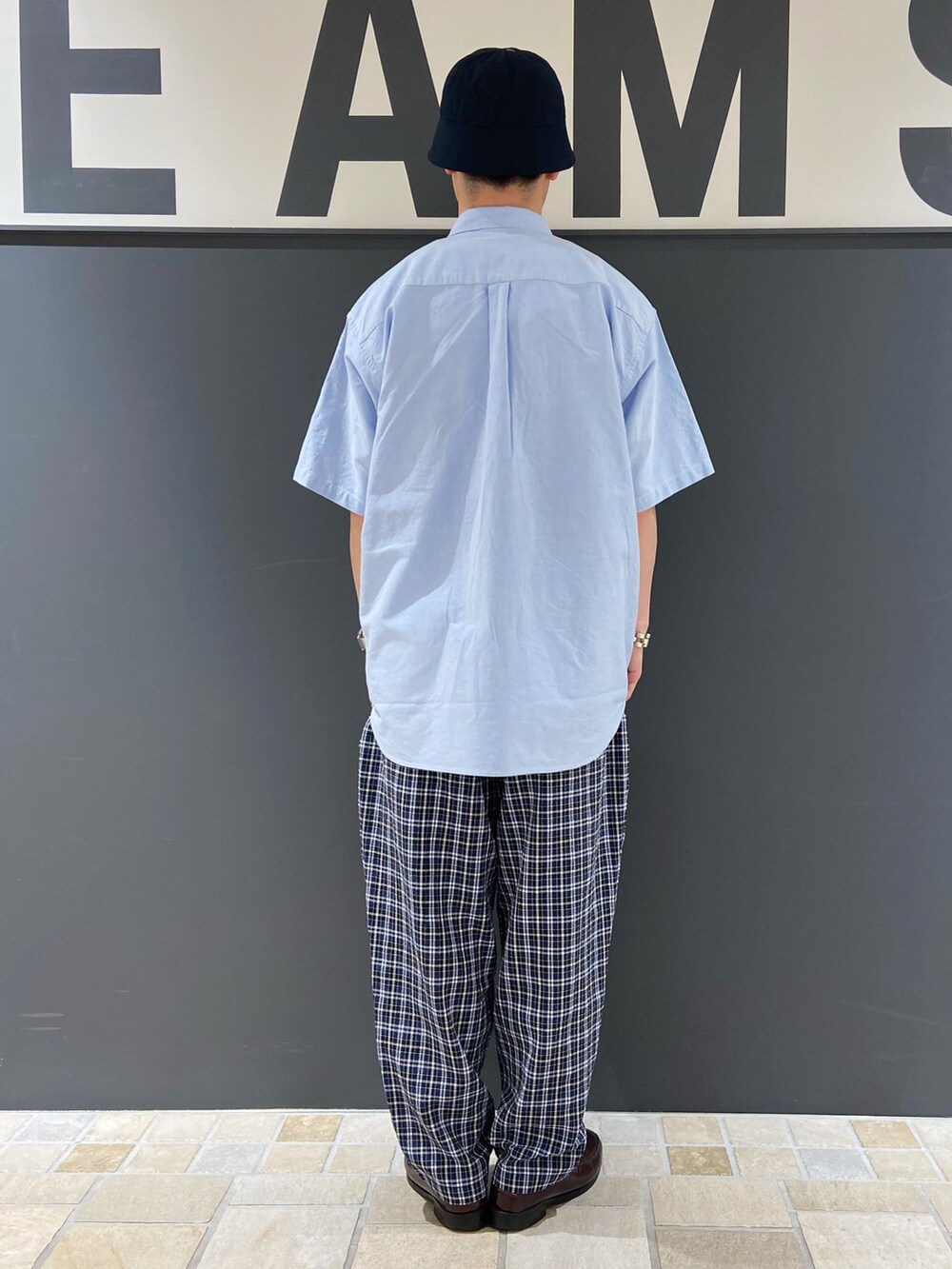 ブルー系のシャツ/ブラウス、ブルー系のその他パンツ、ブルー系のハットを着用したメンズの夏コーディネートの3枚目の写真