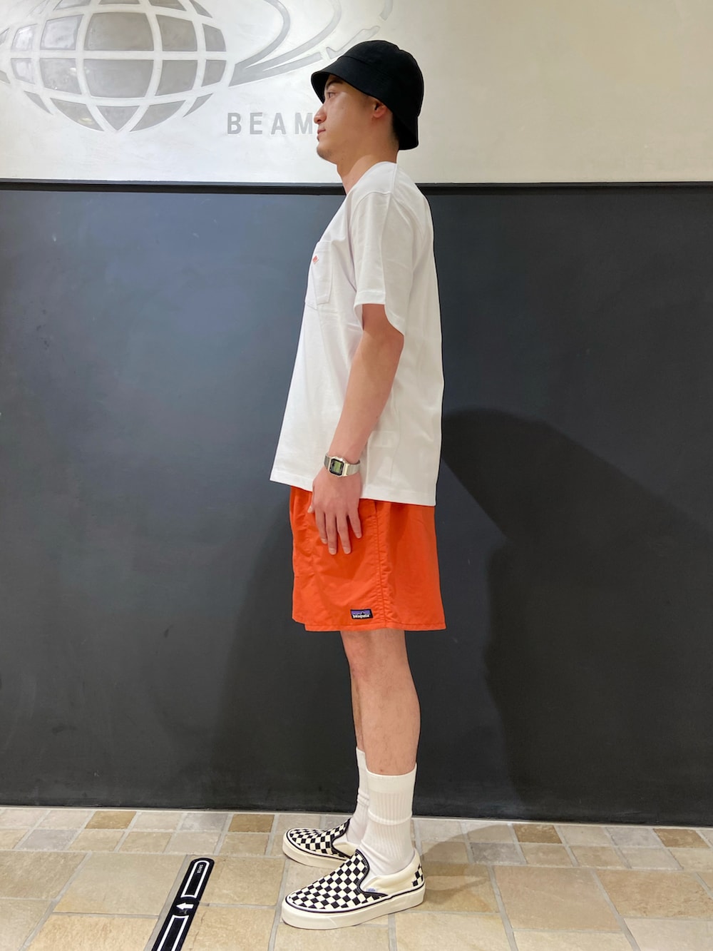 ホワイト系のTシャツ/カットソー、その他のスリッポン、レッド系のパンツを着用したメンズの夏コーディネートの3枚目の写真