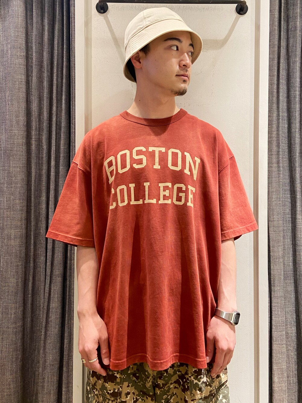 レッド系のTシャツ/カットソー、レッド系のモカシン/デッキシューズ、グリーン系のパンツを着用したメンズの夏コーディネートの4枚目の写真