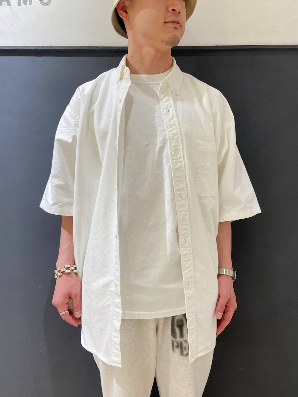 ホワイト系のシャツ/ブラウス、ホワイト系のTシャツ/カットソー、グレー系のスウェットパンツを着用したメンズの夏コーディネートの3枚目の写真