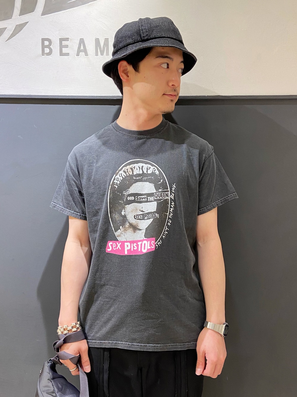 ブラック系のパンツ、ブラック系のサンダル、グレー系のボディバッグ/ウエストポーチを着用したメンズの夏コーディネートの2枚目の写真