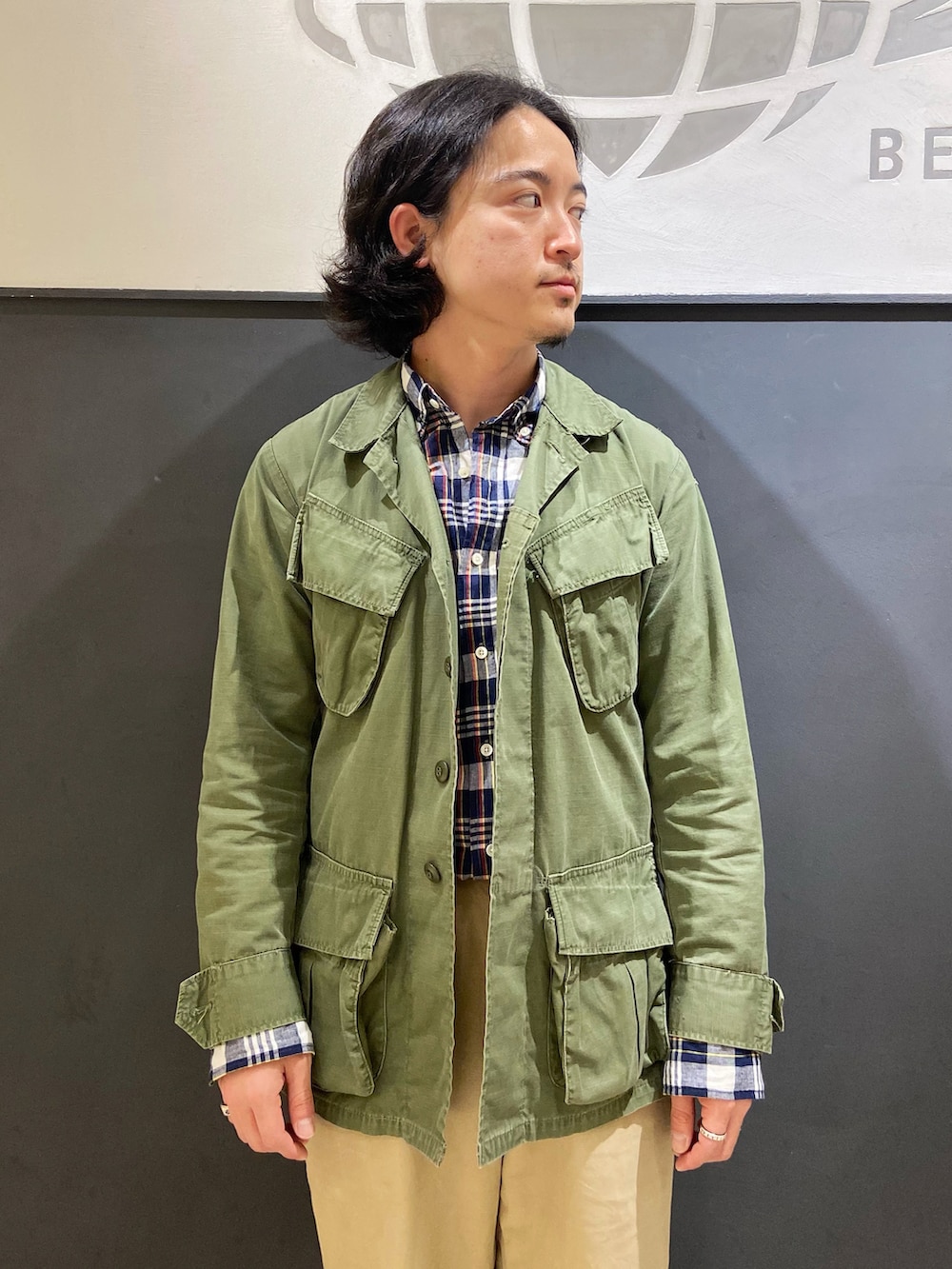 ブルー系のシャツ/ブラウス、ベージュ系のチノパンツ、ブラック系のローファーを着用したメンズの夏コーディネートの3枚目の写真