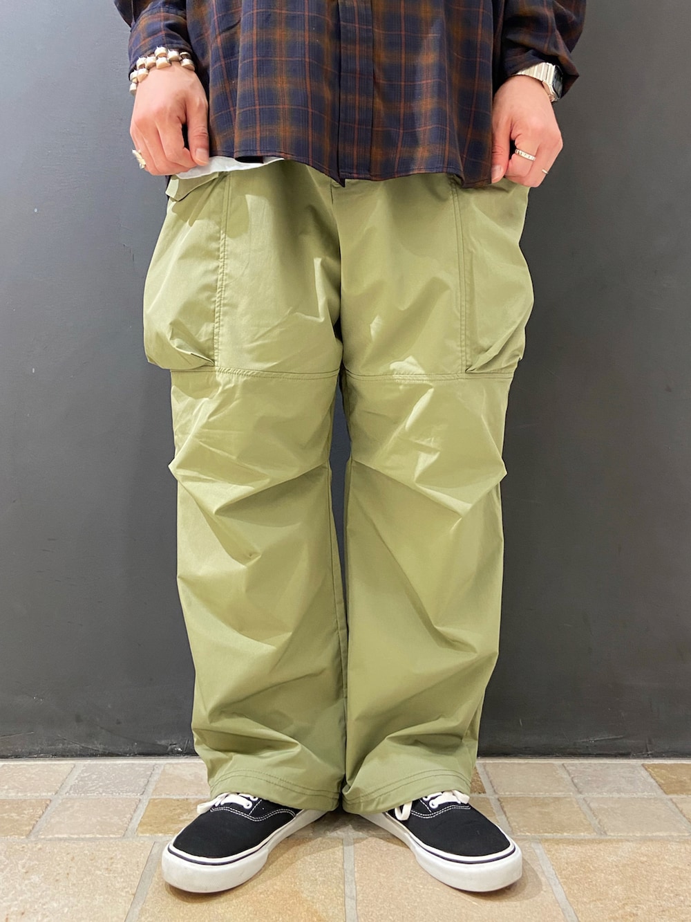 ブルー系のシャツ/ブラウス、グリーン系のその他パンツ、ブラック系のスニーカーを着用したメンズの夏コーディネートの4枚目の写真