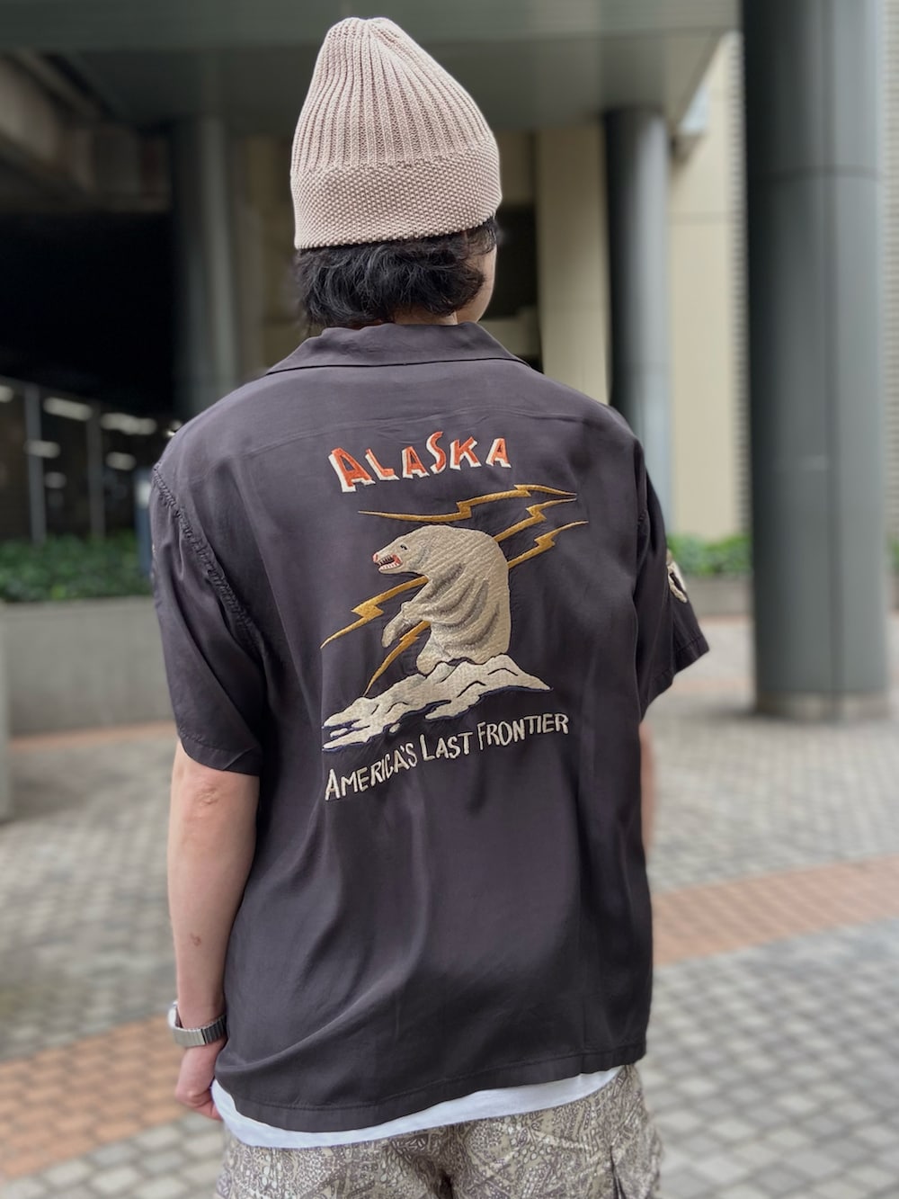 ブラック系のシャツ/ブラウス、ベージュ系のカーゴパンツ、ベージュ系のニットキャップ/ビーニーを着用したメンズの夏コーディネートの3枚目の写真