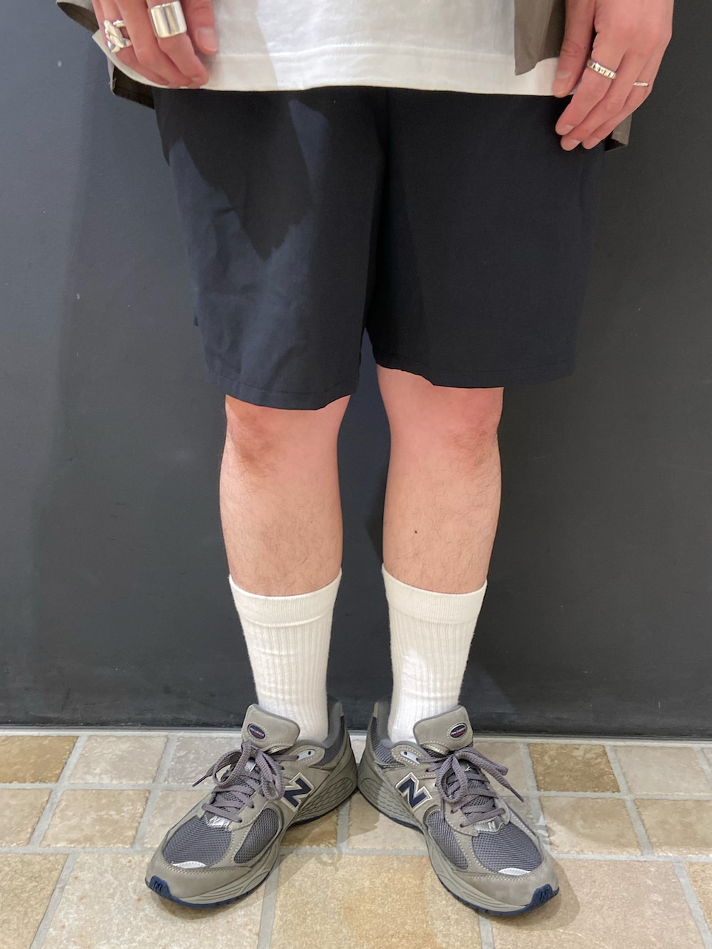 ブラック系のバックパック/リュック、グレー系のシャツ/ブラウス、ホワイト系のTシャツ/カットソーを着用したメンズの夏コーディネートの3枚目の写真